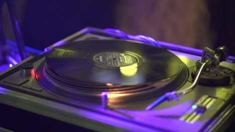 Preparar-Discos-De-Vinilo-En-La-Placa-Del-Reproductor-En-La-Discoteca,-Cerrar