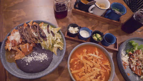 Mesa-Auténtica-Comida-Mexicana,-Sopa-De-Tortilla,-Chilaquiles-Y-Enchiladas,-Salsa