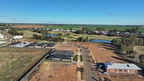 Levantándose-Sobre-Una-Nueva-Etapa-En-Un-Nuevo-Sitio-De-Construcción-Residencial-En-Yarrawonga