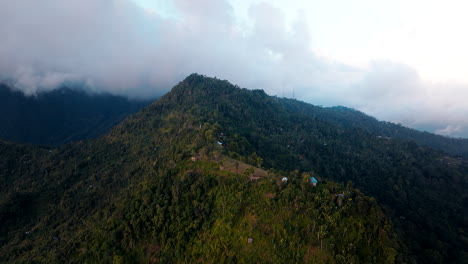 Dulce-Mirador-De-Laangan-Al-Amanecer-Cerca-Del-Monte-Agung-En-Bali,-Indonesia