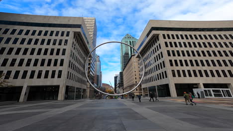 Urbane-Kreisförmige-Skulptur-An-Der-Esplanade-Ville-Marie-In-Der-Innenstadt-Von-Montreal,-Weitwinkel