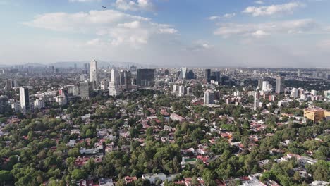 Drone-view-of-downtown-Mexico-City,-seen-from-the-south