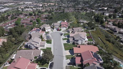 Santa-Clara,-California-single-family-homes-in-an-upscale-community-overlooking-the-valley---aerial-parallax