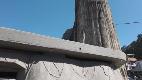 Entrada-A-La-Iglesia-Del-Templo-Rupestre-En-El-Peñol,-Colombia,-Con-Una-Distintiva-Arquitectura-De-Piedra-Y-Plantas-En-Macetas