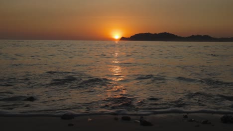 Strand-In-Costa-Rica-Mit-Sonnenuntergang-Im-Hintergrund