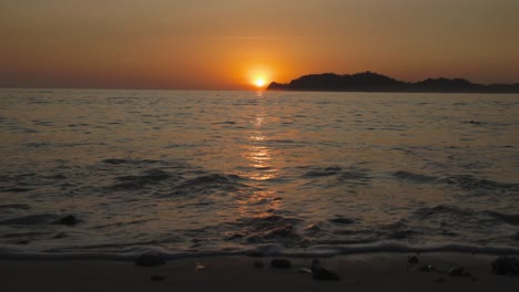 Playa-En-Costa-Rica-Con-Puesta-De-Sol-Al-Fondo