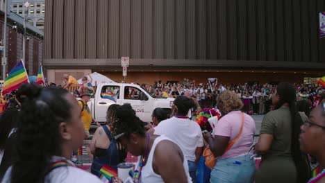 Festwagen-Ziehen-Durch-Die-Pride-Parade-Und-Die-Feierlichkeiten,-Während-Die-Menschen-In-Houston,-Texas-Zuschauen
