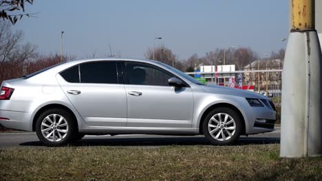 Silbernes-Skoda-Octavia-Liftback-Auto-Fährt-In-Zeitlupe