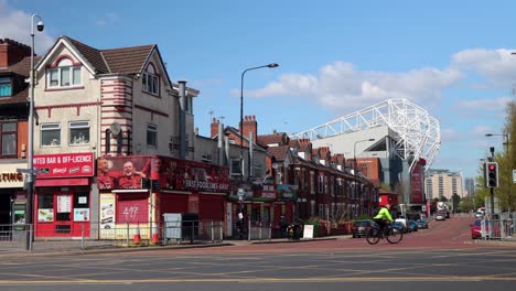 Verkehr-Auf-Der-Straße-Mit-Blick-Auf-Das-Old-Trafford-Stadion-In-Manchester,-Großbritannien,-Weitwinkelaufnahme