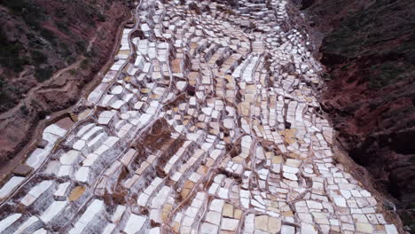 Las-Minas-De-Sal-De-Maras-En-El-Valle-Sagrado-Del-Perú-Se-Apoderan-De-Toda-La-Ladera-Con-Un-Patrón-Texturizado.