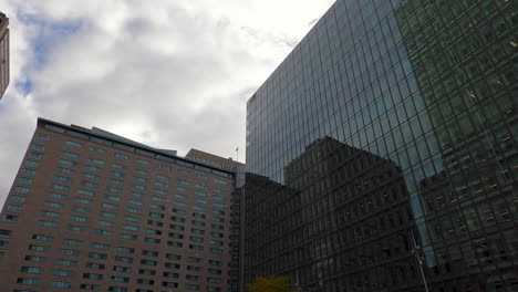 Edificios-Modernos-Y-Arquitectura-En-El-Centro-De-La-Ciudad-De-Montreal,-ángulo-Bajo.