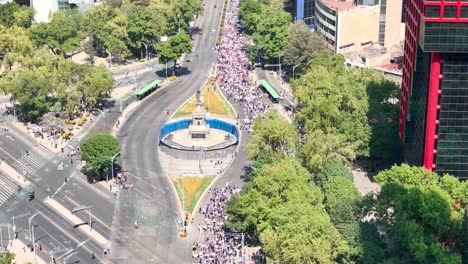 Toma-De-Drone-De-Una-Manifestación-De-8-M-En-Las-Calles-De-La-Ciudad-De-México.