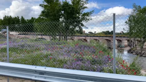 Hervorragende-Aufnahmen-Aus-Einem-Auto,-Wo-Wir-Die-Zerstörung-Einer-Alten-Brücke-über-Den-Fluss-Alberche-Aufgrund-Einer-Sehr-Starken-Überschwemmung-Und-Die-Vorbereitung-Einer-Neuen-Sehen