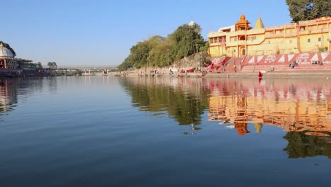 La-Prístina-Orilla-Sagrada-Del-Río-Shipra-Con-Un-Templo-Antiguo-Y-Un-Cielo-Azul-Brillante-En-La-Mañana.-El-Video-Se-Tomó-En-El-Río-Shipra-En-Ujjain,-Madhya-Pradesh,-India,-El-9-De-Marzo-De-2024.