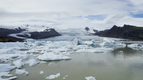 Majestuosos-Glaciares-Islandeses-Con-Icebergs-Flotantes-En-Un-Día-Sereno-Y-Nublado