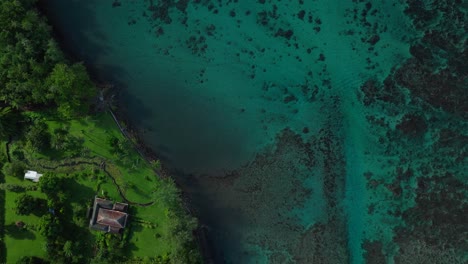 Impresionante-Arrecife-De-Coral-Línea-Costera-Final-Del-Camino-Aéreo-Dron-Ojo-De-Pájaro-Vista-En-Perspectiva-Passe-Havae-Faremahora-Claro-Azul-Océano-Pacífico-Sur-Teahupoo-Tahití-Polinesia-Francesa-Verano-París-Juegos-Olímpicos-Hacia-Arriba