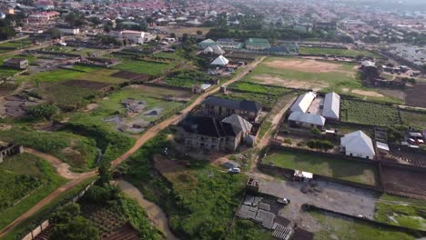 Drohnenaufnahmen-Von-Großem-Anwesen-Und-Historischem-Gebäude-Auf-Dem-Land-In-Nigeria