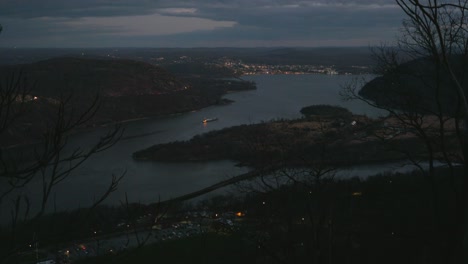 Vista-Desde-La-Cima-De-La-Montaña-En-El-Norte-Del-Estado-Por-La-Noche-Sobre-El-Río-Hudson-Mirando-La-Ciudad-De-Peekskill