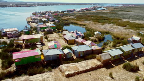 Drone-Desciende-Al-Suelo-Sobre-Casas-Flotantes-En-La-Isla-De-Los-Uros-En-El-Lago-Titicaca