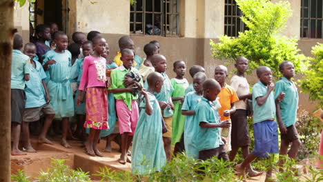 Klasse-Afrikanischer-Junger-Kinder,-Die-Die-Schule-Nach-Dem-Unterricht-Verlassen