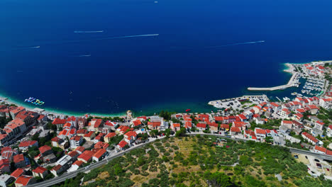 Panorama-Drohnenaufnahme-Mit-Blick-Auf-Die-Stadt-Podgora-An-Der-Makarska-Riviera,-Kroatien