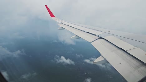 Viele-Große-Wolken-Und-Flügel,-Die-Viele-Verschiedene-Arten-Von-Fans-Zeigen