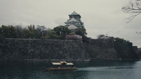 Barco-Gozabune-Navegando-Alrededor-Del-Foso-Del-Castillo-De-Osaka-En-Osaka,-Japón