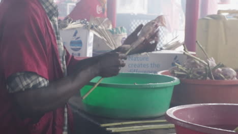 El-Vendedor-Ambulante-Del-Mercado-De-Alimentos-De-África-Está-Preparando-Brochetas-De-Carne-Con-Una-Receta-Tradicional-Africana