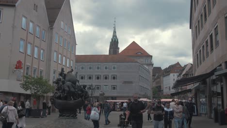 Narrenschiff-Brunnenskulptur-An-Der-Museumsbrücke