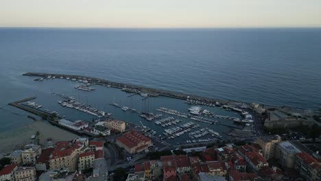 Sanremo,-Italien,-Sonnenuntergang,-Luftaufnahme-Von-Meer-Und-Hafen-Mit-Yacht-Vor-Anker-In-Der-Bucht