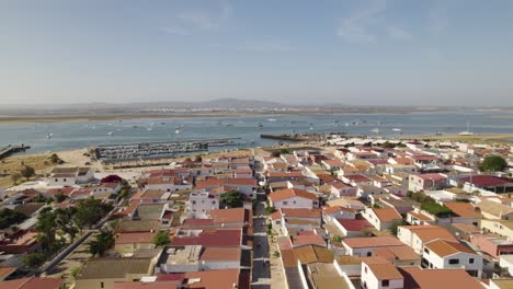 Sobrevuelo-Con-Drones-Sobre-La-Pintoresca-Ciudad-De-La-Isla-De-Culatra-Por-Ria-Formosa,-Algarve,-Portugal