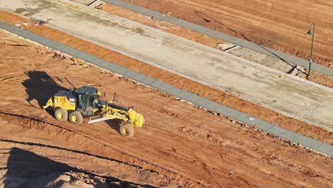 Niveladora-Retrocediendo-Rápidamente-Para-Otra-Carrera-De-Nivelación-En-Un-Nuevo-Sitio-De-Construcción-Residencial