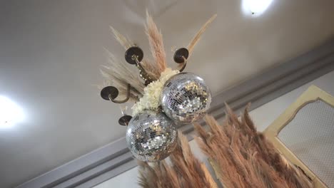 Decoración-De-Boda-Con-Dos-Bolas-De-Espejos-De-Discoteca,-Bolas-Giratorias