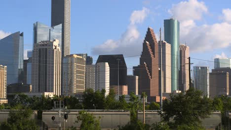 Drohnenschuss-Der-Innenstadt-Von-Houston,-Texas,-Nach-Rechts-Fliegend