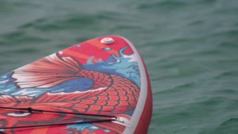 Tabla-De-Surf-Vacía-Flotando-Sobre-Un-Mar-En-Calma