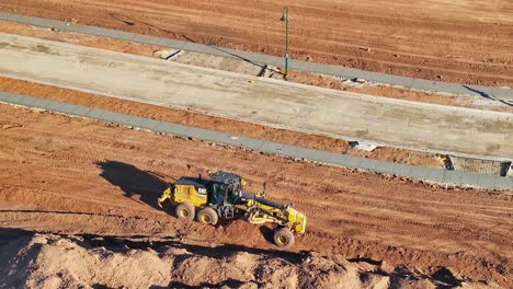 Ein-Planierraupenarbeiter,-Der-Auf-Einer-Baustelle-Für-Den-Neubau-Eines-Wohnhauses-Tiefe-Erdhaufen-Bearbeitet