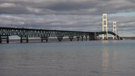 Zeitraffervideo-Der-Mackinac-Bridge-über-Der-Mackinacstraße-In-Michigan-Mit-Vorbeifahrenden-Fahrzeugen-Und-Ziehenden-Wolken