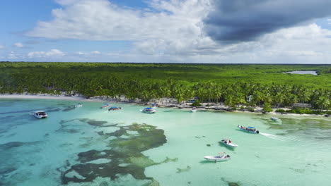 Orbitando-Alrededor-De-La-Pintoresca-Costa-De-La-Playa-De-Bávaro-Ubicada-En-La-Isla-De-La-República-Dominicana-En-El-Caribe