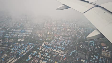 Kommerzielles-Flugzeug-Fenster-Ansicht-Landung-Mumbai