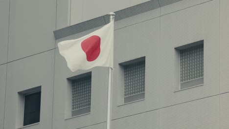 Primer-Plano-De-La-Bandera-Japonesa-Ondeando-En-El-Viento-En-Osaka,-Japón