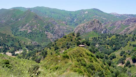 A-scenic-overlook-on-Mulhullond-Highway-in-Calabasas,-California