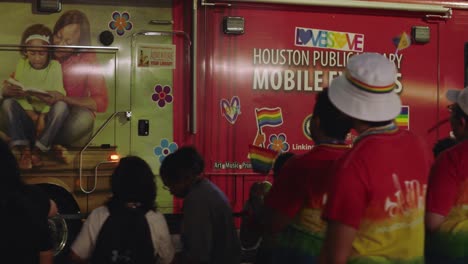 Autobús-De-La-Biblioteca-Móvil-Participa-En-El-Desfile-Del-Orgullo-Gay-En-Houston,-Texas