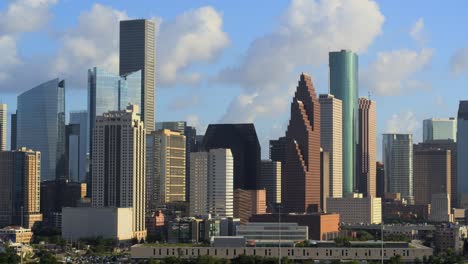 Vista-Por-Drones-Del-Horizonte-Y-El-Paisaje-Urbano-Del-Centro-De-Houston-En-Un-Día-Nublado-Pero-Soleado