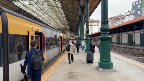 Passagiere,-Die-Am-Bahnhof-Sao-Bento-In-Porto,-Portugal-Aus-Dem-Zug-Aussteigen