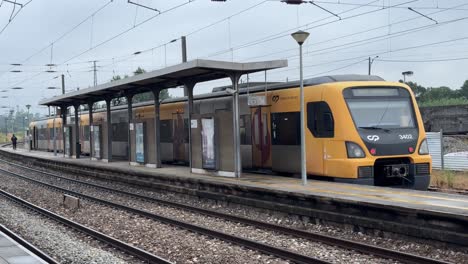 Los-Trenes-Suburbanos-Eléctricos-Amarillos-Se-Detuvieron-En-La-Estación-De-Ovar,-Portugal