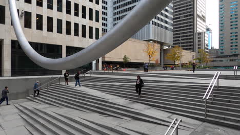 Urbane-Installation-Im-Freien-In-Der-Innenstadt-Von-Montreal-Mit-Esplanade-Treppen-Und-Menschen-In-Der-Umgebung