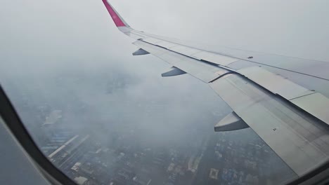 Vista-Desde-La-Ventana-Del-Avión-Que-Muestra-La-Gran-Zona-Industrial-De-Mumbai