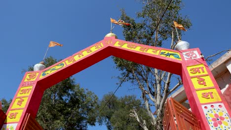 Puerta-De-Entrada-Al-Santuario-Sagrado-Por-La-Mañana-Desde-Un-ángulo-Plano.-El-Video-Fue-Tomado-En-Las-Cuevas-Del-Rey-Bharthari-En-Ujjain,-Madhya-Pradesh,-India.