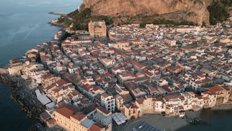 Cefalu,-Sicilia,-Italia-Mar-Mediterráneo-Vista-Aérea-Del-Atardecer-Drone-Sobre-La-Playa-Y-El-Casco-Histórico