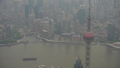 Oriental-Pearl-Fernsehturm,-Huangpu-Fluss-Und-Shanghai-Skyline-Im-Nebel-Bei-Sonnenuntergang